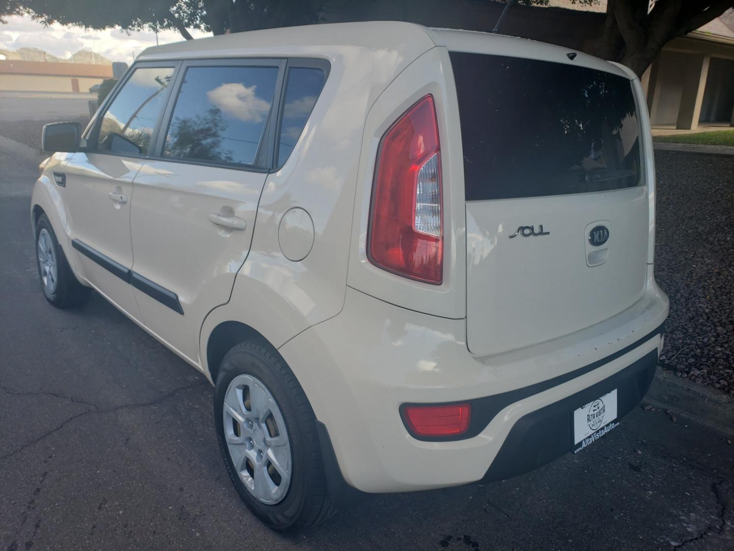 2013 WHITE /black Kia Soul base (KNDJT2A51D7) with an 1.6l i4 engine, 4-Speed Automatic transmission, located at 323 E Dunlap Ave., Phoenix, AZ, 85020, (602) 331-9000, 33.567677, -112.069000 - 2013 Kia Soul,.......EXCELLENT condition, A Real Must See!!.... Ice cold A/C, No accidents, Power everything, Stereo/cd player, Phone sync, Bluetooth, Satellite compatible, Clean black interior with black cloth seats in near perfect condition, power windows, power door locks, clean Arizona title, Ru - Photo#5
